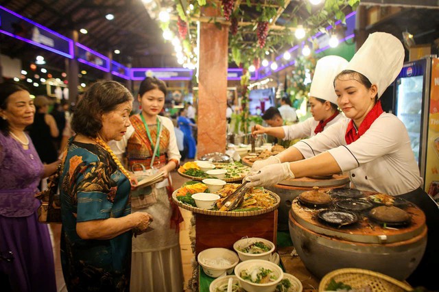 Lễ hội Văn hóa Ẩm thực, Món ngon Saigontourist Group giới thiệu trên 400 món ăn, các chương trình văn hóa truyền thống, làng nghề Việt Nam...