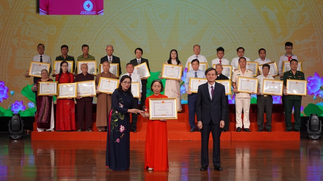 'Có những con người đầy khổ đau nhưng lại hy sinh, bao bọc những mảnh đời nghèo khổ'- Ảnh 1.