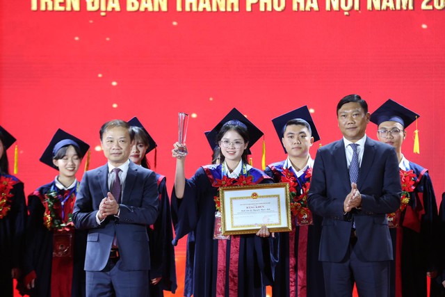 Hà Nội tuyên dương thủ khoa xuất sắc tốt nghiệp các trường đại học, học viện- Ảnh 3.