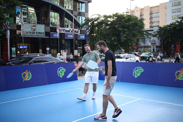 Thú vị đánh pickleball, chơi cờ vua trên phố đi bộ Nguyễn Huệ- Ảnh 2.