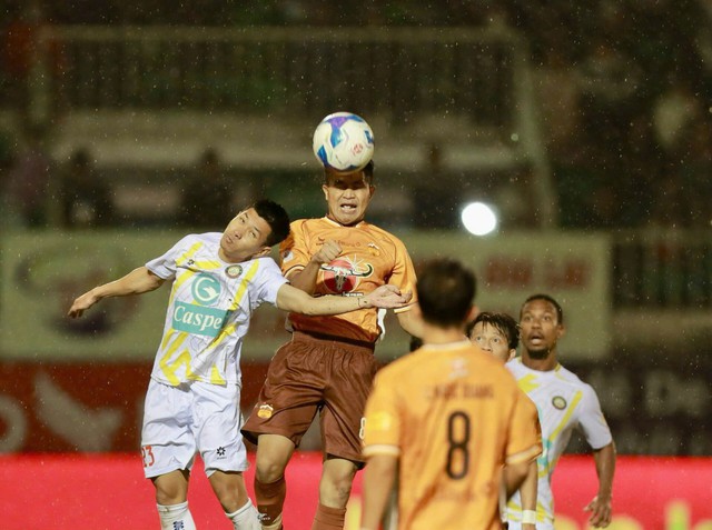 Ngôi đầu trong lặng lẽ của người ‘nói nhiều’ nhất V-League: HLV Popov- Ảnh 4.