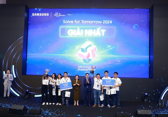 Hai đội thi Small Warriors - bảng A và Supernova - bảng B giành giải nhất cuộc thi Solve for Tomorrow 2024