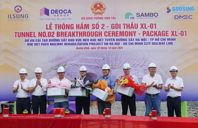 Bên trong hầm đường sắt dài 355m vừa được thông ở khu vực đèo Khe Nét- Ảnh 1.