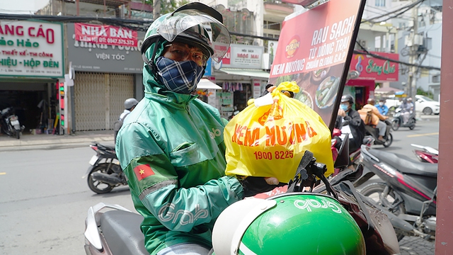 5-Anh Ngà và chuỗi nhà hàng nem nướng của mình "bén duyên" với ứng dụng giao đồ ăn trực tuyến từ khá sớm  ẢNH: LÊ NAM