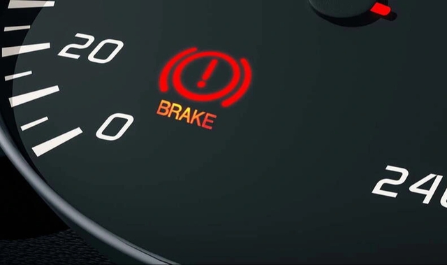 Vì sao đèn cảnh báo trên đồng hồ ô tô thường có nhiều màu sắc khác nhau? - Ảnh 2.