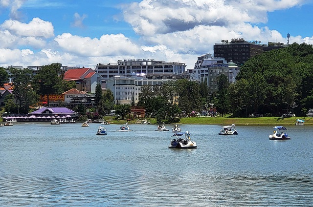 Xem nhanh 20h ngày 31.10: Thảm khốc vụ ô tô đâm đoàn người đưa tang | Chấm dứt đạp vịt ở hồ Xuân Hương- Ảnh 2.