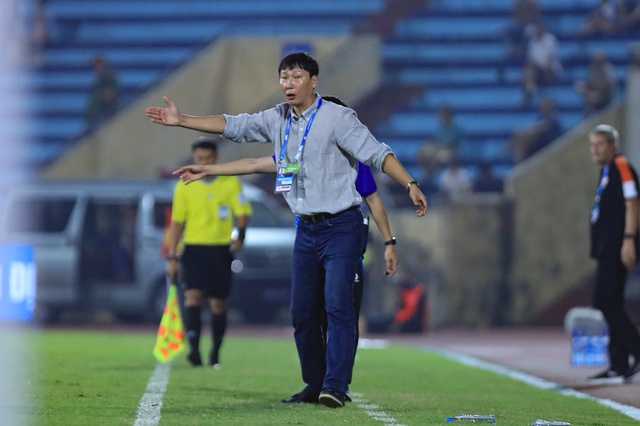 HLV Kim Sang-sik chạy nước rút trước AFF Cup: ‘Săn đầu người’ khắp Việt Nam- Ảnh 1.