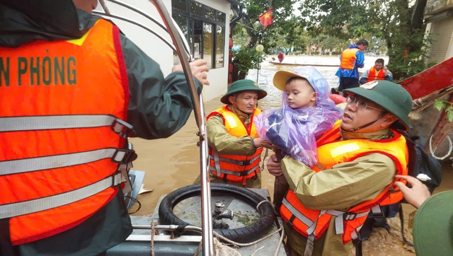 Lính biên phòng lội nước, cõng cụ ông 81 tuổi cấp cứu trong đêm- Ảnh 4.