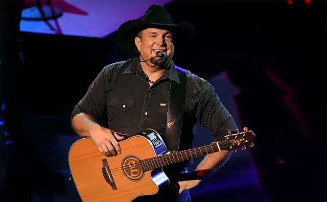 Ngôi sao nhạc đồng quê Garth Brooks bị cáo buộc tấn công tình dục- Ảnh 1.