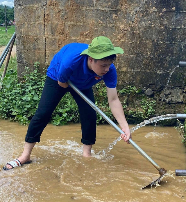 Chàng trai cụt một tay, lao vào hỗ trợ bà con vùng lũ suốt 3 ngày, 3 đêm- Ảnh 3.