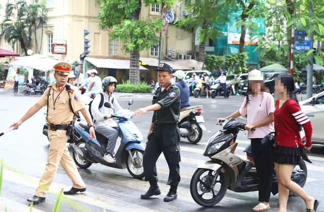 Bộ Công an đề xuất ô tô vượt đèn đỏ bị phạt đến 8 triệu đồng- Ảnh 2.