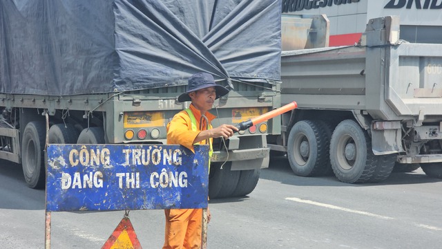 Tạm đóng một đoạn quốc lộ 51 để sửa chữa, dặm vá ổ gà- Ảnh 2.