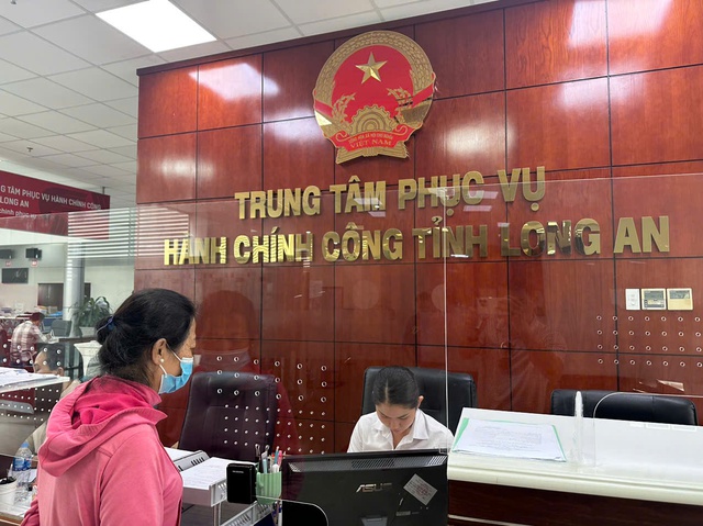 Trung tâm phục vụ hành chính công tỉnh Long An tiếp nhận và trả kết quả hồ sơ hành chính trên môi trường mạng. ẢNH: HIỂN HẠO