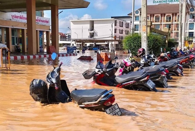 Lũ lụt tàn phá dữ dội thành phố du lịch Chiang Mai- Ảnh 2.