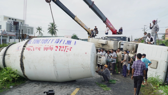 Cà Mau: Xe trộn bê tông lật chắn ngang quốc lộ 63 khiến giao thông ùn tắc- Ảnh 1.