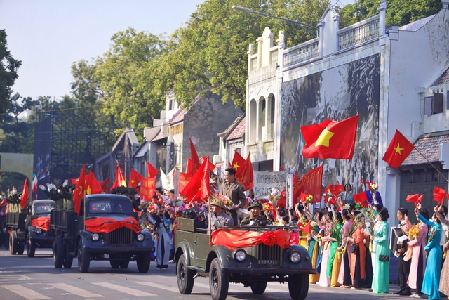 Tái hiện hình ảnh đoàn quân tiếp quản Hà Nội mừng Ngày giải phóng thủ đô- Ảnh 5.