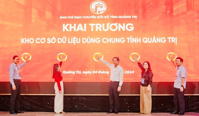 Đại biểu nhấn nút thực hiện nghi thức khai trương Kho dữ liệu dùng chung tỉnh Quảng Trị.