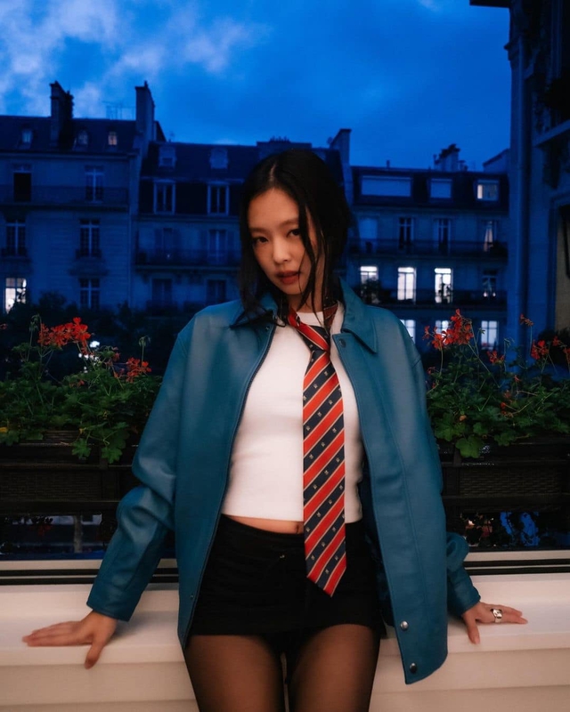 Jennie (BlackPink) bị chỉ trích vì gợi cảm hóa hình ảnh nữ sinh- Ảnh 2.