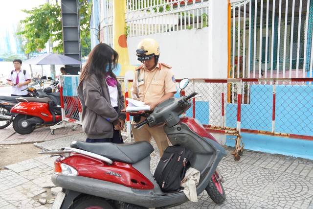 Học sinh chạy xe máy vi phạm luật giao thông, CSGT phạt chủ phương tiện 3,8 triệu đồng- Ảnh 2.