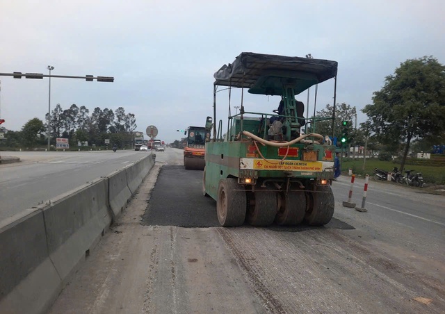 'Vá' ổ gà trên QL1 tuyến tránh TP.Vinh và QL51- Ảnh 1.