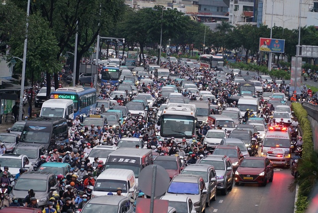 TP.HCM chờ xong 7 tuyến metro mới thu phí ô tô vào trung tâm- Ảnh 1.