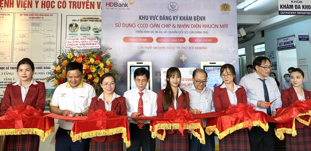 HDBank tặng 2  kiosk y tế thông minh cho Bệnh viện Y học cổ truyền Khánh Hòa- Ảnh 1.