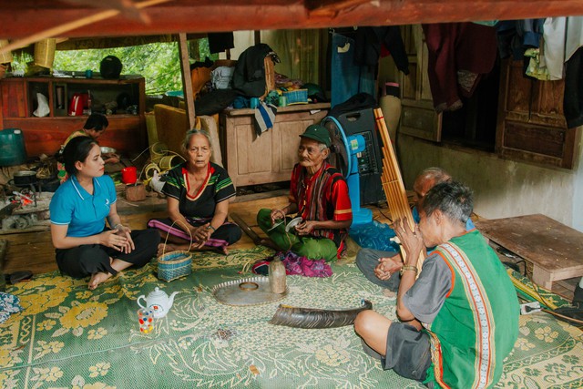 2 nghệ sĩ núi rừng ‘bắt’ phế liệu chiến tranh 'cất tiếng'- Ảnh 1.