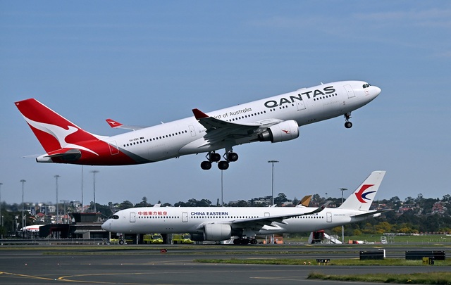 Vì 'mùi lạ', máy bay Qantas phải quay đầu, tiếp viên vào bệnh viện- Ảnh 1.