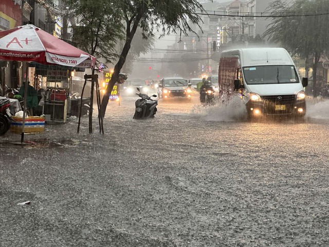 Chiều nay TP.HCM mưa to, sấm sét nhiều nơi: Đường phố nhanh chóng ngập trong 'biển nước'- Ảnh 4.