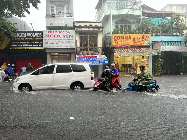 Chiều nay TP.HCM mưa to, sấm sét nhiều nơi: Đường phố nhanh chóng ngập trong 'biển nước'- Ảnh 5.