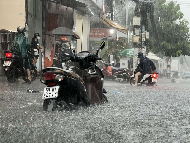 Chiều nay TP.HCM mưa to, sấm sét nhiều nơi: Đường phố nhanh chóng ngập trong 'biển nước'- Ảnh 6.