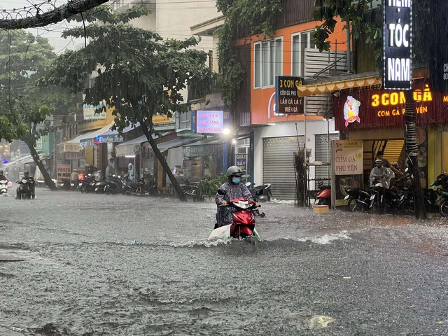 Chiều nay TP.HCM mưa to, sấm sét nhiều nơi: Đường phố nhanh chóng ngập trong 'biển nước'- Ảnh 8.