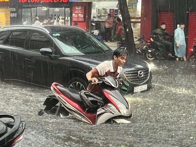 Chiều nay TP.HCM mưa to, sấm sét nhiều nơi: Đường phố nhanh chóng ngập trong 'biển nước'- Ảnh 1.