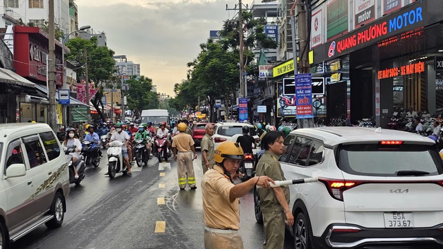 Xuất hiện hố sâu trước nhà dân sau mưa lớn- Ảnh 2.