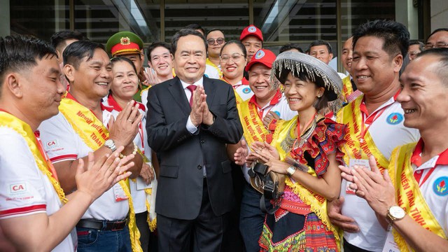 Anh Nguyễn Hoàng Việt (đứng sau Chủ tịch Quốc Hội hôm 14/6/2024 (là 1 trong 100 người tiêu biểu dự hội nghị vinh danh)