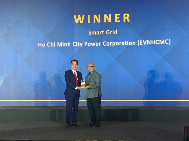 Ông Nguyễn Thanh Nhã - Phó TGĐ đại diện EVNHCMC lên nhận giải thưởng &quot;Lưới điện thông minh - Smart Grid&quot; tại Hội nghị Quốc tế ENLIT ASIA 2024 ở Malaysia