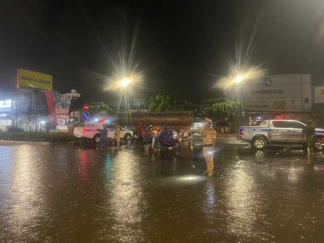 Mưa lớn gây ngập lụt tại TP.Đồng Xoài, nhiều trường học bị sập tường rào- Ảnh 4.