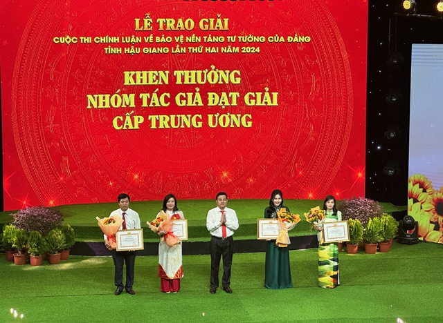 Hậu Giang khen thưởng nhiều tập thể, cá nhân- Ảnh 1.