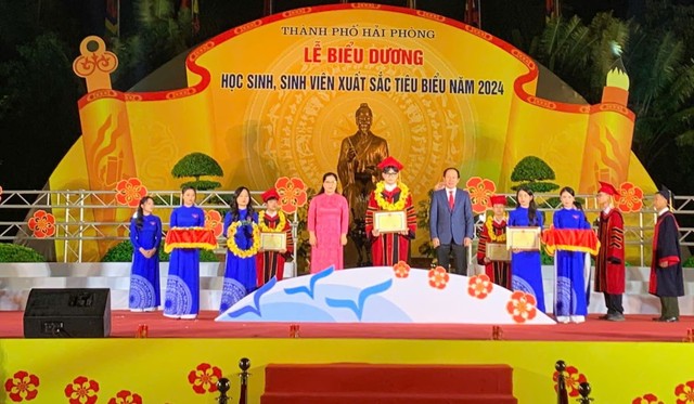 Hải Phòng vinh danh 139 học sinh, sinh viên xuất sắc, tiêu biểu năm 2024- Ảnh 1.