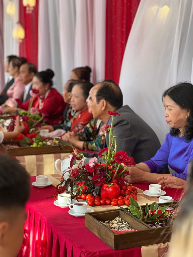 Cô dâu, chú rể dùng cà chua, ớt chuông trang trí trong đám cưới: Dân mạng khen hết lời- Ảnh 4.