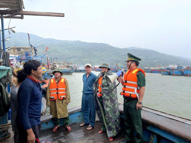 Đà Nẵng quản lý tàu thuyền ra khơi trước bão Toraji- Ảnh 1.