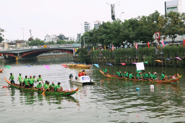 Ra bờ kè xem đua ghe ngo- Ảnh 2.