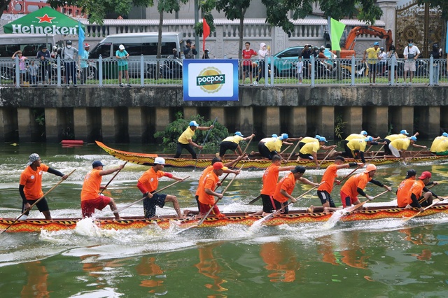 Ra bờ kè xem đua ghe ngo- Ảnh 1.