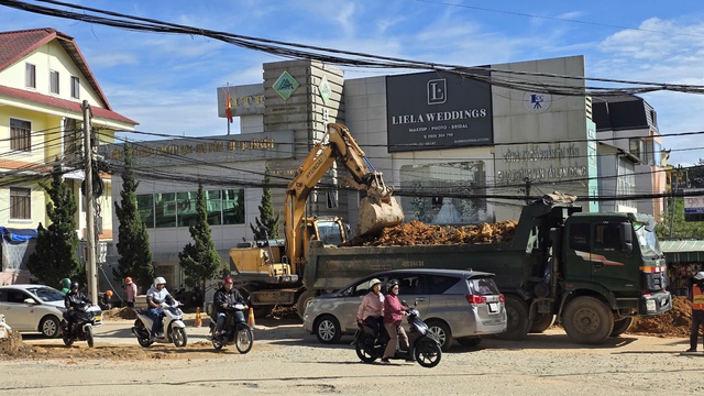 Festival hoa Đà Lạt cận kề nhưng nhiều tuyến đường đang thi công nham nhở- Ảnh 3.