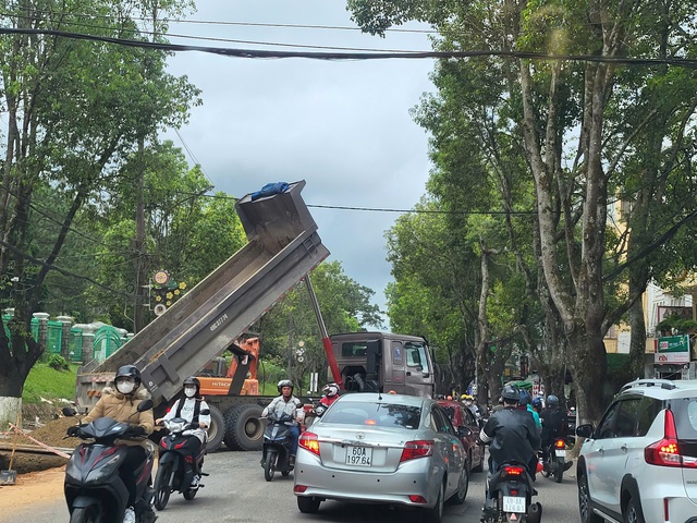 Festival hoa Đà Lạt cận kề nhưng nhiều tuyến đường đang thi công nham nhở- Ảnh 11.