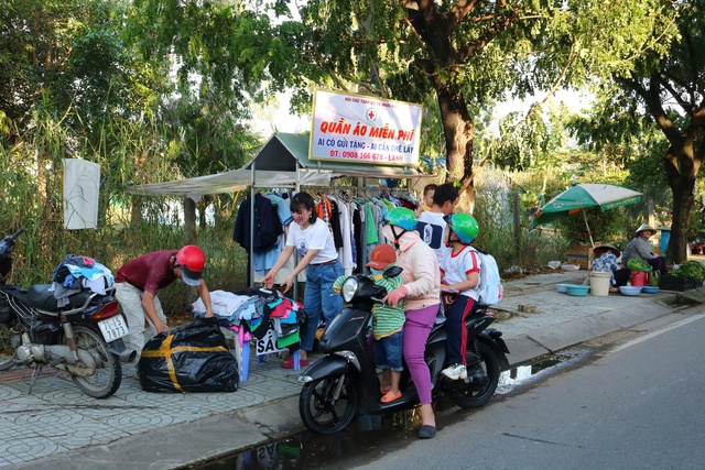 Đầy ắp tấm lòng tử tế ở 'chòi hàng 0 đồng nhỏ nhất TP.HCM'- Ảnh 1.