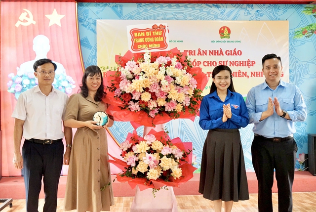 Bí thư T.Ư Đoàn thăm nhà giáo 3 lần nhận bằng khen của Thủ tướng Chính phủ- Ảnh 1.
