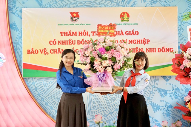 Bí thư T.Ư Đoàn thăm nhà giáo 3 lần nhận bằng khen của Thủ tướng Chính phủ- Ảnh 2.