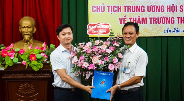 Anh Nguyễn Minh Triết thăm Nhà giáo nhân dân Huỳnh Duy Thủy ở Bình Định- Ảnh 2.