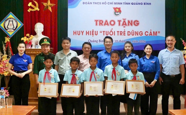 Trao Huy hiệu 'Tuổi trẻ dũng cảm' cho 5 học sinh cứu 2 trẻ đuối nước - Ảnh 2.